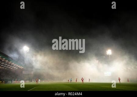 Wiesbaden, Deutschland. 30 Okt, 2018. Fans von HH Bengalische Feuer getötet haben, BRITA-Arena. Fußball-DFB-Pokal, 2. Runde, SV Wehen Wiesbaden (WI) - HSV Hamburg Hamburg Hamburg (HH) 0:3, am 30/10/2018 in Wiesbaden/Deutschland. ##DFL-Bestimmungen verbieten die Verwendung von Fotografien als Bildsequenzen und/oder quasi-Video## | Verwendung der weltweiten Kredit: dpa/Alamy leben Nachrichten Stockfoto