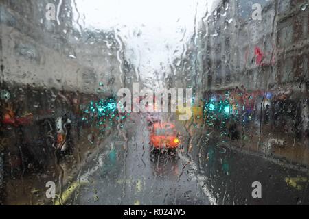 London wurde am 1. November 2018. Wetter in Großbritannien: Oxford Street im Regen. Aus Sicht eines Doppeldeckerbusses. Credit: Claire Doherty/Alamy leben Nachrichten Stockfoto