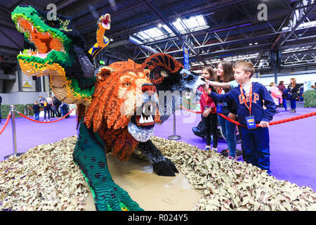 Birmingham, Großbritannien. 1. November 2018. Die öffnung Tag an Bricklive, LEGO Ausstellung in Großbritannien, an der NEC. Die Chimäre Vladdigor nahm ein Team von 4 Personen 117 Stunden mit 135,210 Steinen zu bauen. Peter Lopeman/Alamy leben Nachrichten Stockfoto