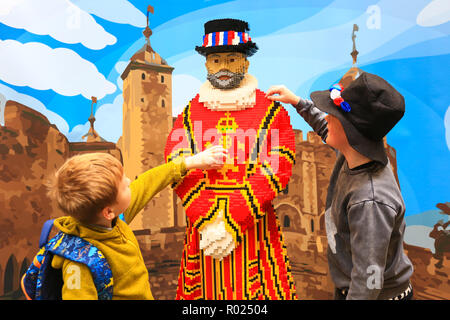 Birmingham, Großbritannien. 1. November 2018. Die öffnung Tag an Bricklive, LEGO Ausstellung in Großbritannien, an der NEC. Zwei Jungen Blick auf eine lebensgroße Modell einer beefeater, feierliche Hüterin der Tower von London. Peter Lopeman/Alamy leben Nachrichten Stockfoto