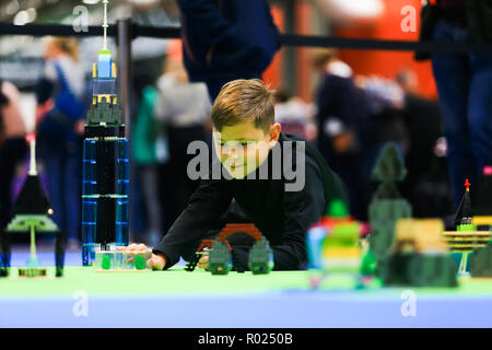 Birmingham, Großbritannien. 1. November 2018. Die öffnung Tag an Bricklive, LEGO Ausstellung in Großbritannien, an der NEC. Ein Kind ein Modell. Peter Lopeman/Alamy leben Nachrichten Stockfoto