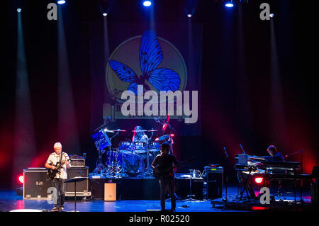 John Lees, Kevin Whitehead, Craig Fletcher und Jez Smith von John Lees' Barclay James Harvest führt live auf der Bühne des Theater am Aegi am 31. Oktober in Hannover, Deutschland 2018. Stockfoto