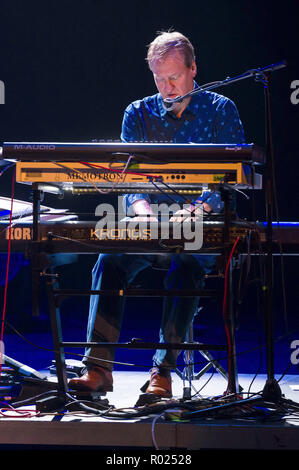 Jez Smith von John Lees' Barclay James Harvest führt live auf der Bühne des Theater am Aegi am 31. Oktober in Hannover, Deutschland 2018. Stockfoto