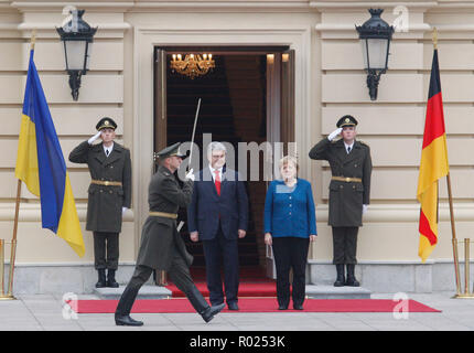 Kiew, Ukraine. 1. November 2018. Die deutsche Bundeskanzlerin Angela Merkel und der Präsident der Ukraine Petro Poroschenko nehmen an ihrem Treffen in Kiew. Die deutsche Bundeskanzlerin Angela Merkel reiste in die ukrainische Hauptstadt Kiew zu Gesprächen die Situation in der östlichen Ukraine und über die Krim, von Russland annektiert. Und auch für die Stärkung des Handels und der Wirtschaft und Investitionen die Zusammenarbeit zwischen Deutschland und der Ukraine erörtern. Credit: SOPA Images Limited/Alamy leben Nachrichten Stockfoto