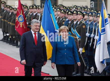 Kiew, Ukraine. 1. November 2018. Die deutsche Bundeskanzlerin Angela Merkel und der Präsident der Ukraine Petro Poroschenko nehmen an ihrem Treffen in Kiew. Die deutsche Bundeskanzlerin Angela Merkel reiste in die ukrainische Hauptstadt Kiew zu Gesprächen die Situation in der östlichen Ukraine und über die Krim, von Russland annektiert. Und auch für die Stärkung des Handels und der Wirtschaft und Investitionen die Zusammenarbeit zwischen Deutschland und der Ukraine erörtern. Credit: SOPA Images Limited/Alamy leben Nachrichten Stockfoto