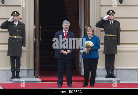 Kiew, Ukraine. 1. November 2018. Die deutsche Bundeskanzlerin Angela Merkel und der Präsident der Ukraine Petro Poroschenko nehmen an ihrem Treffen in Kiew. Die deutsche Bundeskanzlerin Angela Merkel reiste in die ukrainische Hauptstadt Kiew zu Gesprächen die Situation in der östlichen Ukraine und über die Krim, von Russland annektiert. Und auch für die Stärkung des Handels und der Wirtschaft und Investitionen die Zusammenarbeit zwischen Deutschland und der Ukraine erörtern. Credit: SOPA Images Limited/Alamy leben Nachrichten Stockfoto