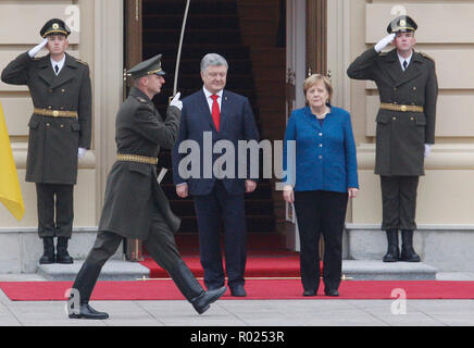 Kiew, Ukraine. 1. November 2018. Die deutsche Bundeskanzlerin Angela Merkel und der Präsident der Ukraine Petro Poroschenko nehmen an ihrem Treffen in Kiew. Die deutsche Bundeskanzlerin Angela Merkel reiste in die ukrainische Hauptstadt Kiew zu Gesprächen die Situation in der östlichen Ukraine und über die Krim, von Russland annektiert. Und auch für die Stärkung des Handels und der Wirtschaft und Investitionen die Zusammenarbeit zwischen Deutschland und der Ukraine erörtern. Credit: SOPA Images Limited/Alamy leben Nachrichten Stockfoto