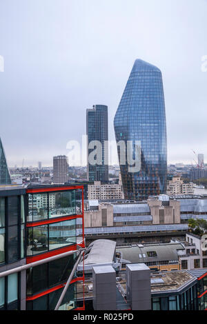 Eine neblige, Misty Blick auf das Bankenviertel in London, England, UK, einem Blackfriars und South Bank Tower Gebäude Stockfoto