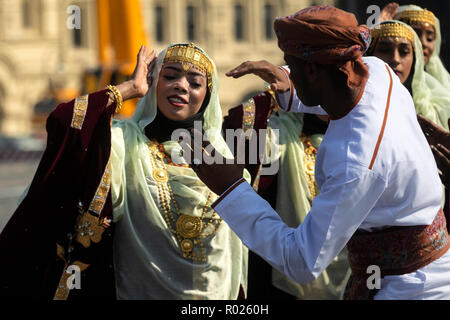 Traditionelle beduinische Tanz an der Hochzeit während einer Leistung des militärischen Band des Royal Guard von Oman Land in Moskau Stockfoto