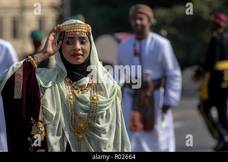Traditionelle beduinische Tanz an der Hochzeit während einer Leistung des militärischen Band des Royal Guard von Oman Land in Moskau Stockfoto