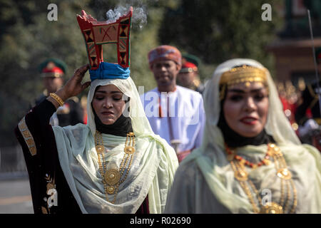 Traditionelle beduinische Tanz an der Hochzeit während einer Leistung des militärischen Band des Royal Guard von Oman Land in Moskau Stockfoto