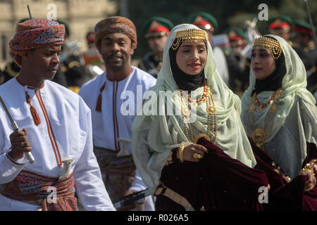Traditionelle beduinische Tanz an der Hochzeit während einer Leistung des militärischen Band des Royal Guard von Oman Land in Moskau Stockfoto