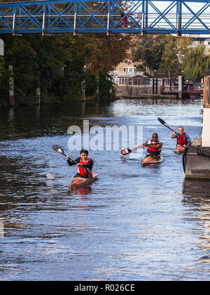 Drei Kanuten auf der Themse in Teddington, London, England, Großbritannien Stockfoto