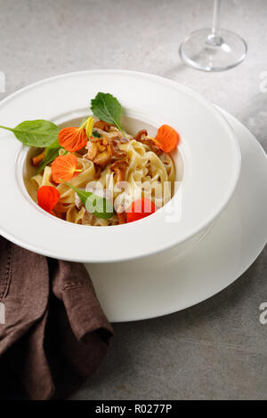 Italienische Pasta mit Pilzen Soße in weiße Platte Stockfoto