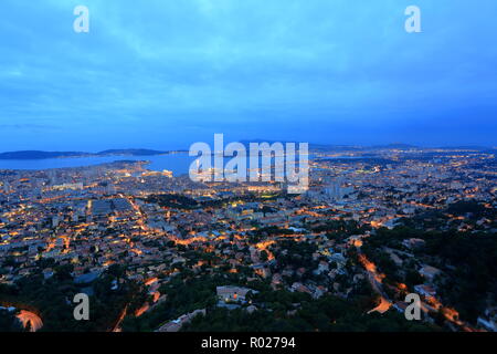 Ansicht von oben in Toulon in der Nacht, Var, 83, Provence-Alpes-Côte d'Azur Stockfoto