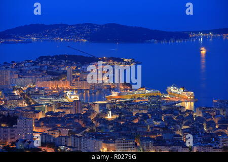 Ansicht von oben in Toulon in der Nacht, Var, 83, Provence-Alpes-Côte d'Azur Stockfoto