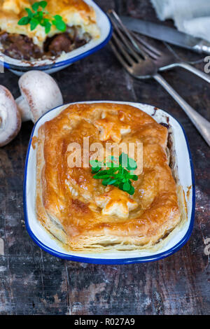 Steak und Mushroom pie auf rustikalen Holzmöbeln backgournd Stockfoto