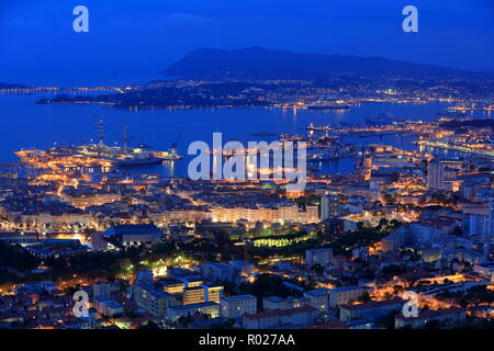 Ansicht von oben in Toulon in der Nacht, Var, 83, Provence-Alpes-Côte d'Azur Stockfoto