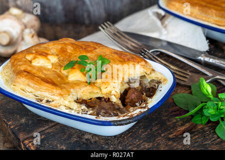 Steak und Mushroom pie auf rustikalen Holzmöbeln backgournd Stockfoto