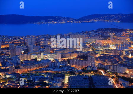 Ansicht von oben in Toulon in der Nacht, Var, 83, Provence-Alpes-Côte d'Azur Stockfoto