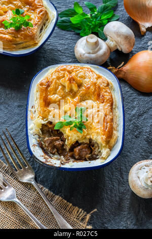 Steak und mushroom Pie - Hohe Betrachtungswinkel Stockfoto