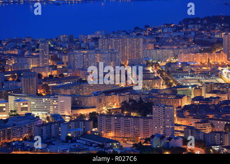 Ansicht von oben in Toulon in der Nacht, Var, 83, Provence-Alpes-Côte d'Azur Stockfoto