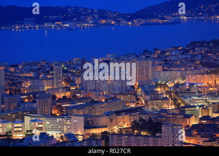 Ansicht von oben in Toulon in der Nacht, Var, 83, Provence-Alpes-Côte d'Azur Stockfoto