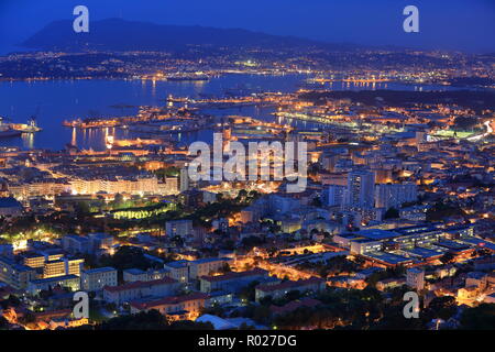 Ansicht von oben in Toulon in der Nacht, Var, 83, Provence-Alpes-Côte d'Azur Stockfoto