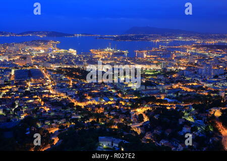 Ansicht von oben in Toulon in der Nacht, Var, 83, Provence-Alpes-Côte d'Azur Stockfoto