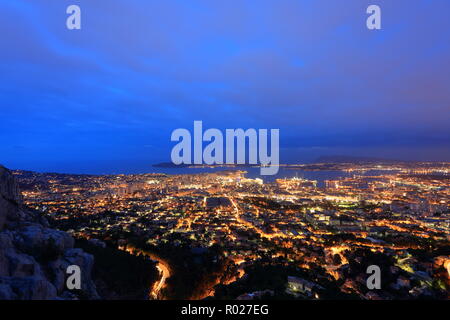 Ansicht von oben in Toulon in der Nacht, Var, 83, Provence-Alpes-Côte d'Azur Stockfoto