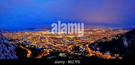 Ansicht von oben in Toulon in der Nacht, Var, 83, Provence-Alpes-Côte d'Azur Stockfoto