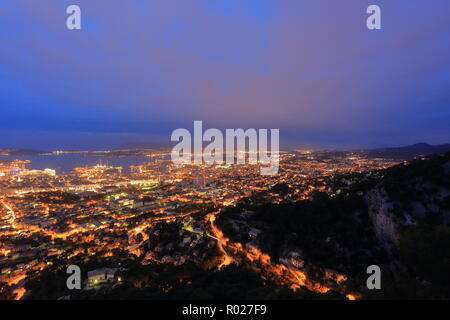 Ansicht von oben in Toulon in der Nacht, Var, 83, Provence-Alpes-Côte d'Azur Stockfoto