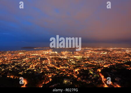 Ansicht von oben in Toulon in der Nacht, Var, 83, Provence-Alpes-Côte d'Azur Stockfoto