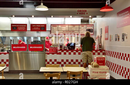 Innerhalb fünf Jungs Fast-Food-Kette serviert Burger, frische Pommes frites Niederlassung in Ithaca NY, USA. Takeaway, Essen in. Stockfoto