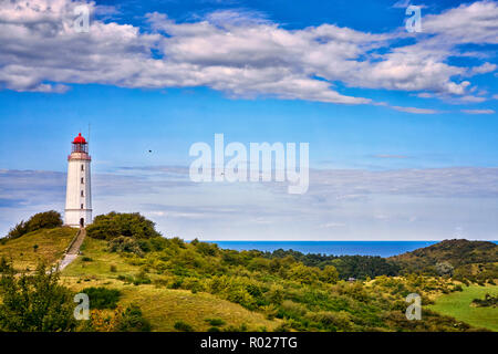 Klassische Ansicht der berühmte Leuchtturm Dornbusch auf der schönen Insel Hiddensee mit Blick auf die Ostsee, Mecklenburg-Vorpommern, Deutschland Stockfoto