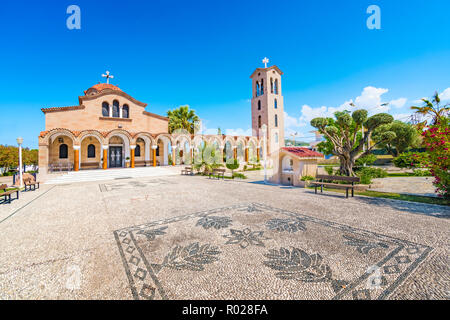 Orthodoxe Kirche des Heiligen Nektarios mit Glockenturm in Faliraki (Rhodos, Griechenland) Stockfoto