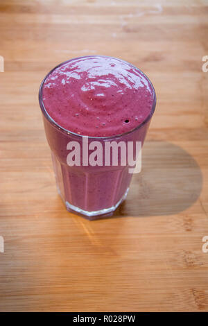 Pink Berry Smoothie auf normales Holz- Hintergrund Stockfoto