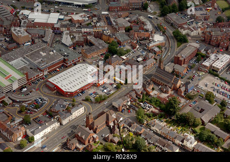 Eine Luftaufnahme von Stourbridge Stadtzentrum und B&Q Store in den West Midlands. Stockfoto