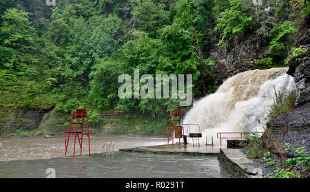 Lifeguard Tower von Lower Falls Wasserfall im Regen beim Schwimmen Bereich geschlossen, Robert H. Treman State Park, in der Nähe von Ithaca NY, USA Stockfoto