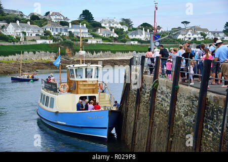 Die St. Mawes zu Falmouth Fähre (namens Herzogin von Cornwall) kommt beim St. Mawes Town Quay wartenden Fahrgäste zu sammeln, St. Mawes, Cornwall, Großbritannien Stockfoto