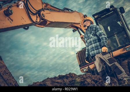 Baggerführers am Arbeitsplatz. Professionelle Boden Bauunternehmer und die Schwere Baumaschinen. Stockfoto