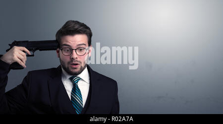 Junge verloren Geschäftsmann Mann seinen Kopf schießen mit Gewehr Stockfoto