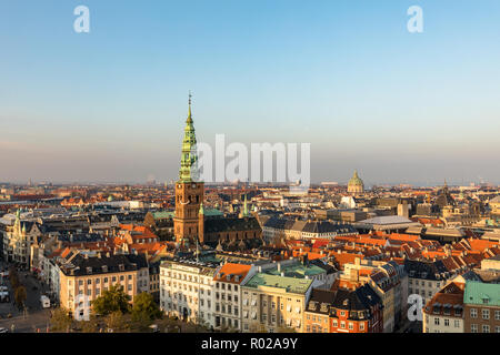Kopenhagen Skyline im Abendlicht. Kopenhagener Altstadt und Kupfer spiel von Nikolaj Kirche. Die Straßen der Stadt und dänischen Haus Dächer. Hohe Betrachtungswinkel aus Stockfoto