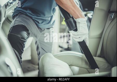 Innenraum Saugen von professionellen Kaukasischen sauberer. Halten Auto innen reinigen. Stockfoto