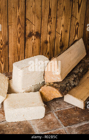 Briketts und Brennholz, close-up Stockfoto