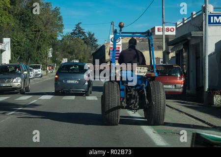 Sehr langsam, bewegte, Traktor, Bauernhof, Fahrzeug, in, Mitte, der, Limoux, Aude, Süden, von, Frankreich, Französisch, Transport, Verkehr, Straße, Straße, Verkehr, Europa, Europäischen, Stockfoto