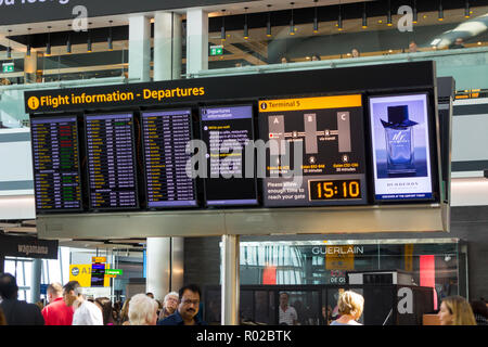 2. Mai 2018 einen großen Flug Informationen digitale Display Board am Terminal 5 Abflug im Flughafen Heathrow England, dieser geschäftigen Flughafen ist eines der LARG Stockfoto