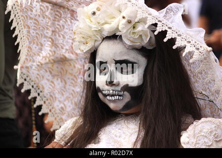 Junges Mädchen mit schönen Sugar Skull (Catrina) Make-up am Tag der Toten (Dia de los Muertos) Feier Stockfoto