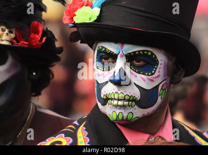 Mann mit schönen Sugar Skull Make-up am Tag der Toten Feier Stockfoto