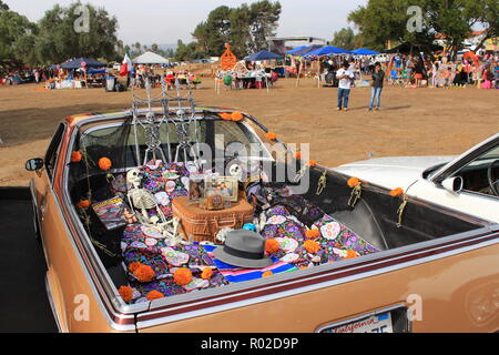 Traditionelle Altäre (ofrendas) Der Tag der Toten Feier in Trunks klassischer Autos angezeigt werden Stockfoto
